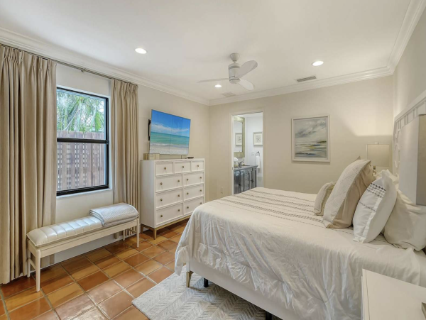Lido Key Three Bedroom Vacation Home With Pool Walk To Beach